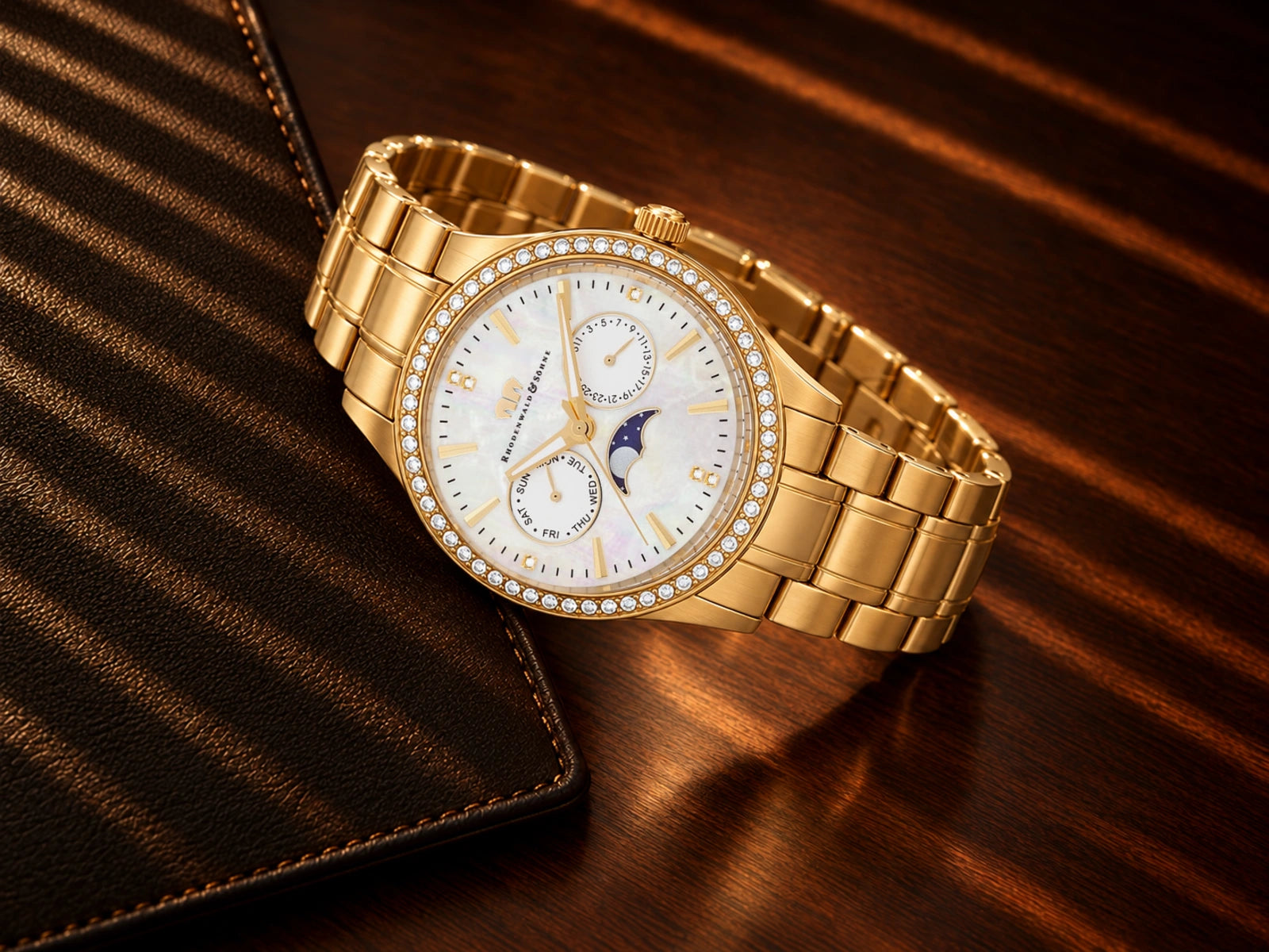 KI-Motiv: Amidala Gelbgold mit geschlossenem Armband auf Leder und Holz